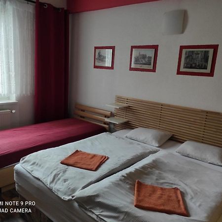 Red Apartment Bratislava Buitenkant foto