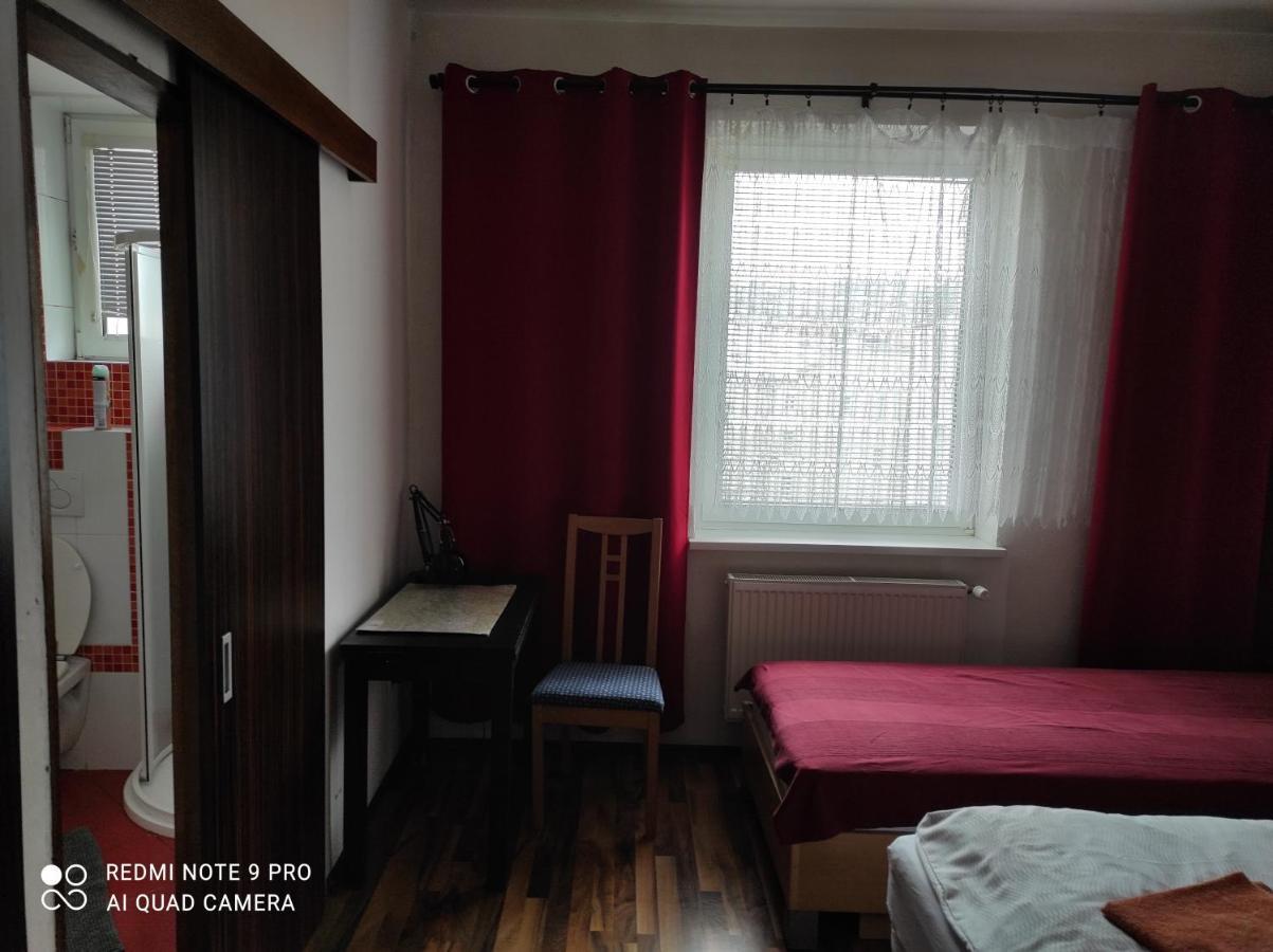 Red Apartment Bratislava Buitenkant foto