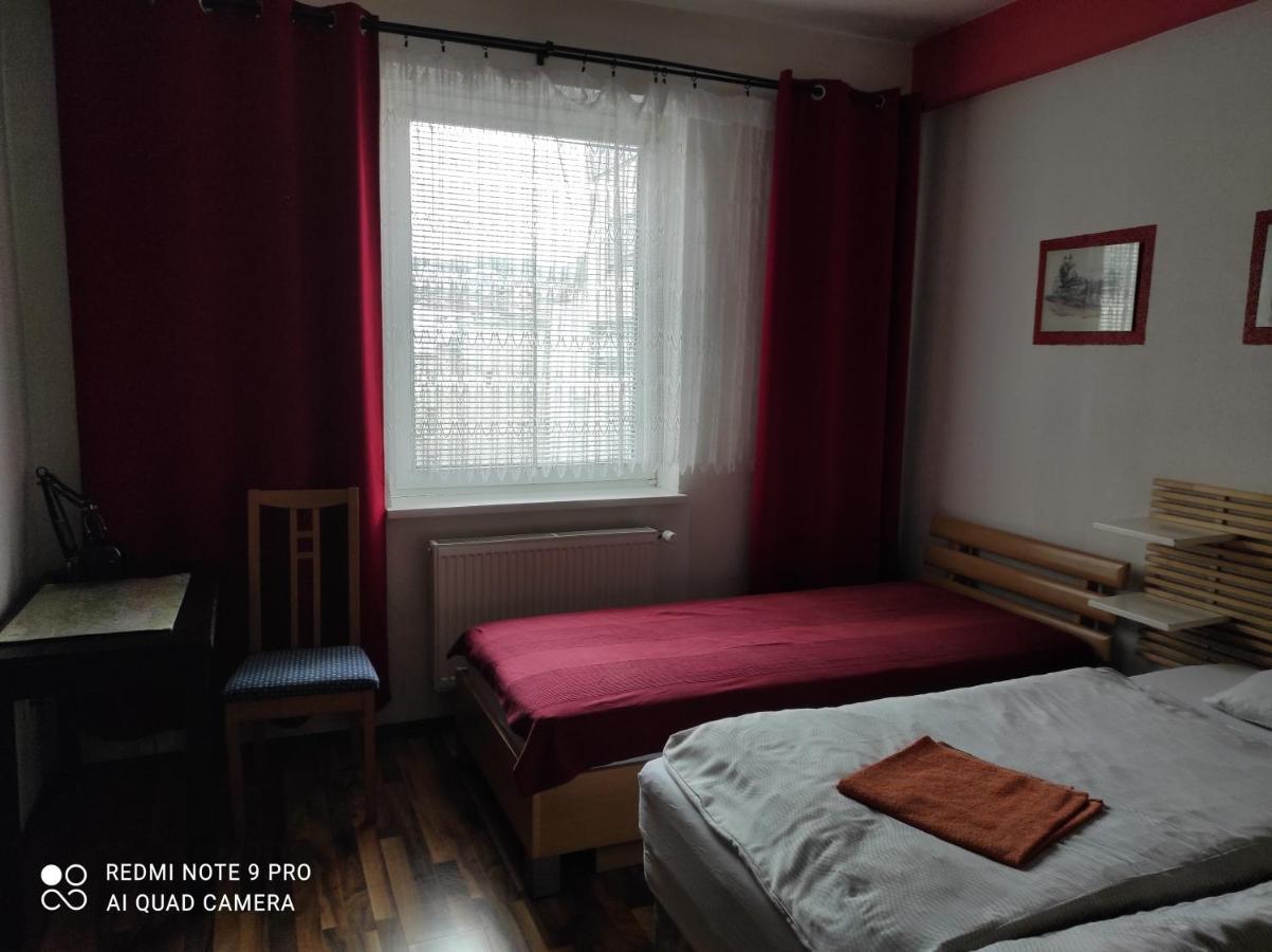 Red Apartment Bratislava Buitenkant foto