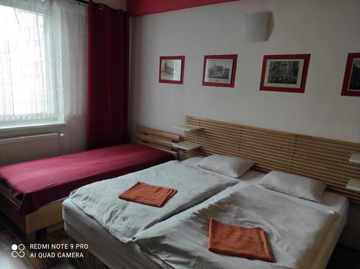 Red Apartment Bratislava Buitenkant foto