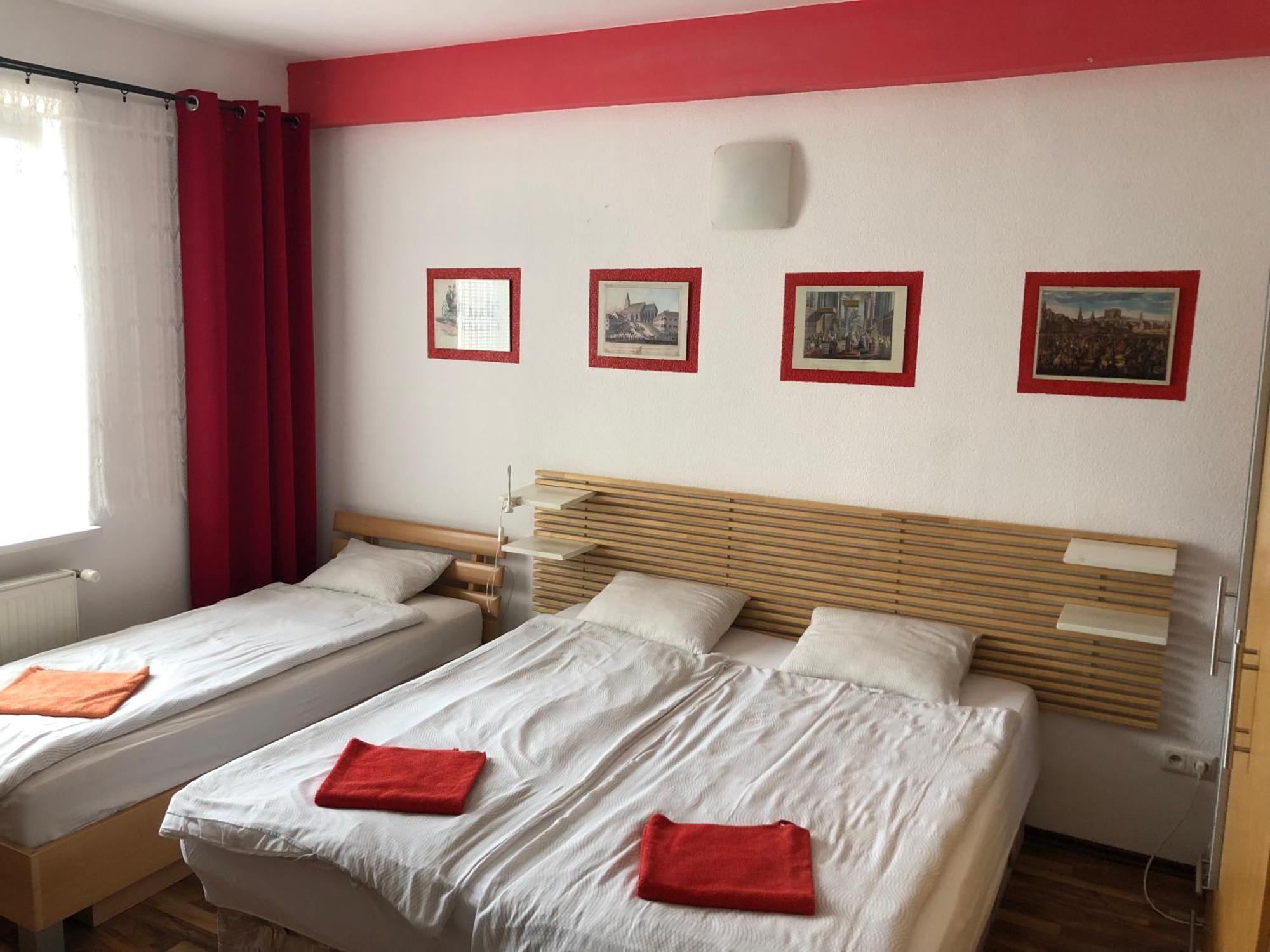 Red Apartment Bratislava Buitenkant foto