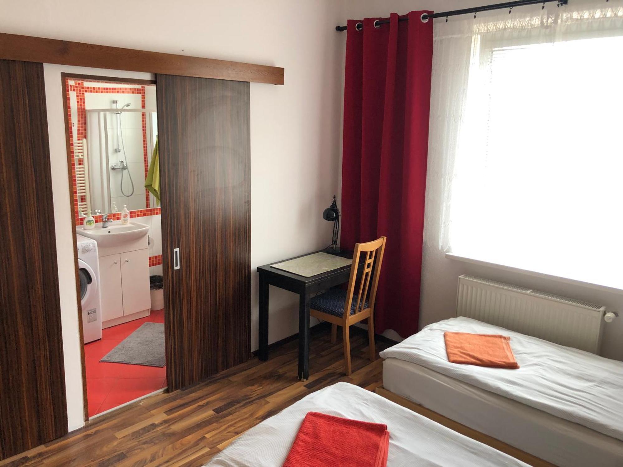 Red Apartment Bratislava Buitenkant foto