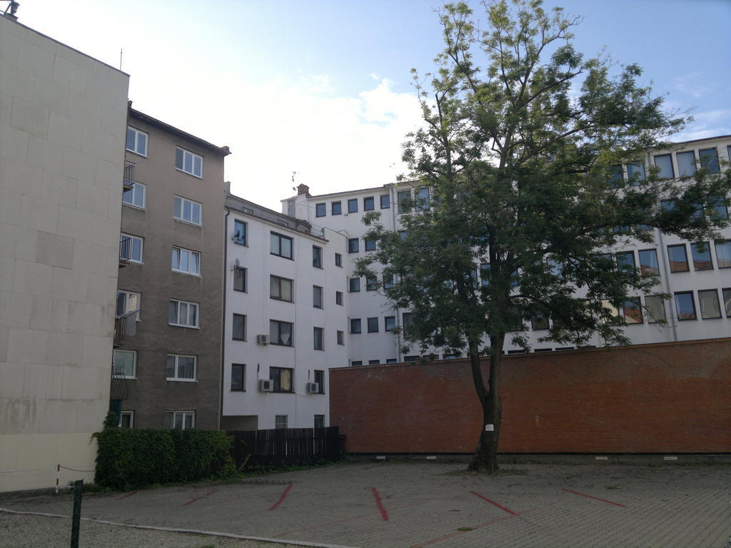 Red Apartment Bratislava Buitenkant foto